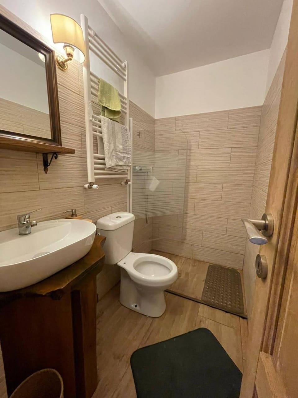 Shower, Toilet, towels