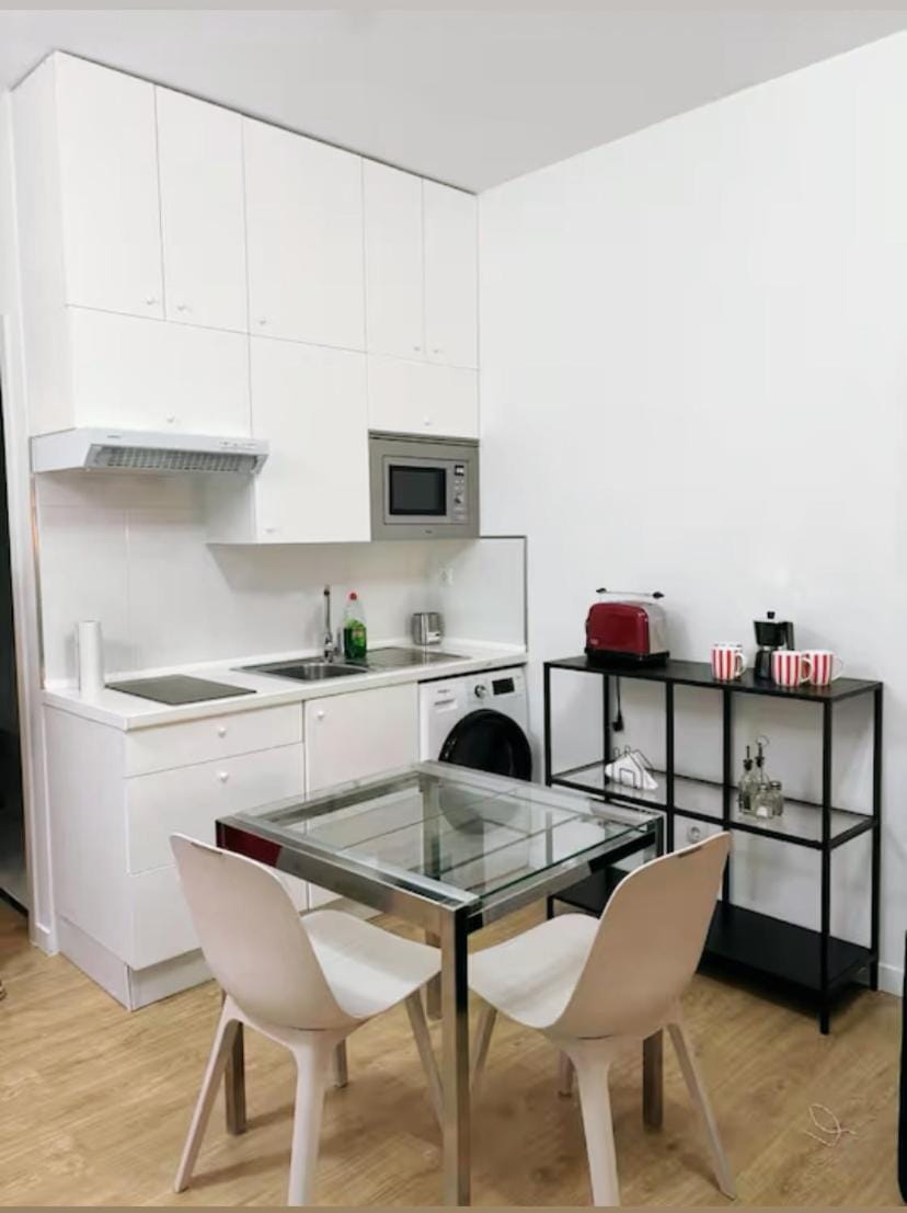 Coffee/tea facilities, Kitchen or kitchenette, Dining area, oven, stove, toaster