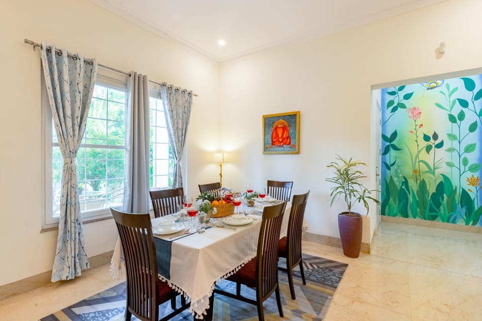 Living room, Decorative detail, Seating area, Dining area, Breakfast