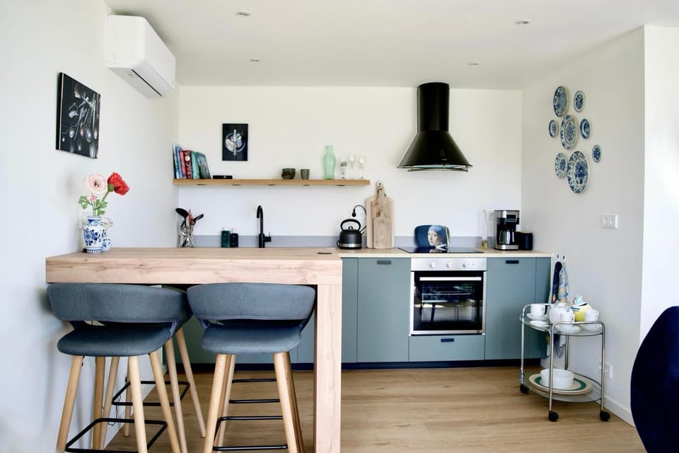 Coffee/tea facilities, Kitchen or kitchenette, Dining area, oven, stove