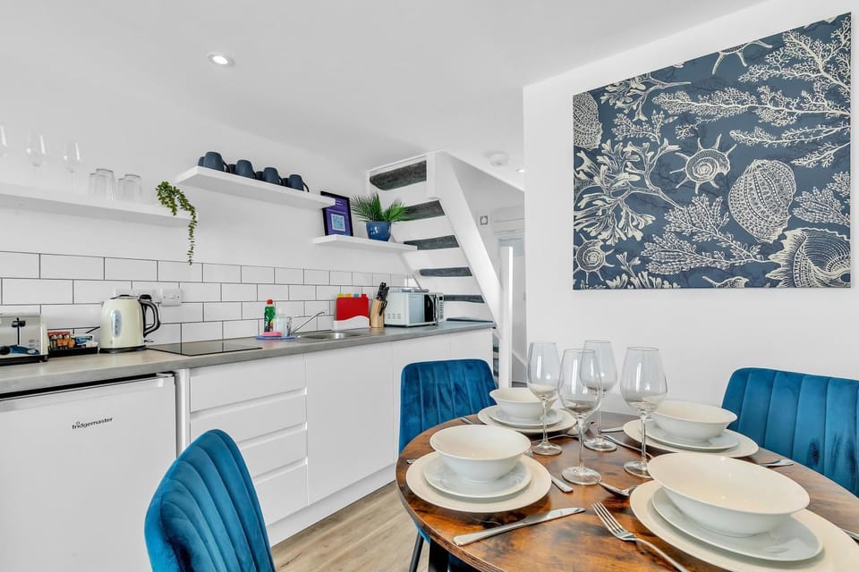 Coffee/tea facilities, Kitchen or kitchenette, Dining area, microwave, stove