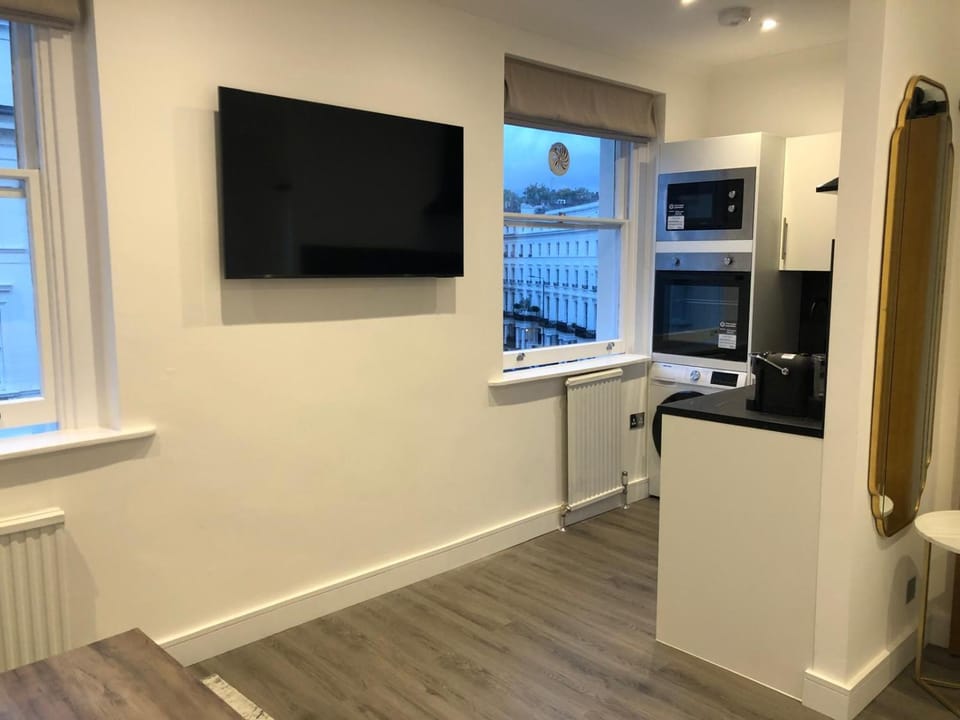 TV and multimedia, Kitchen or kitchenette, oven