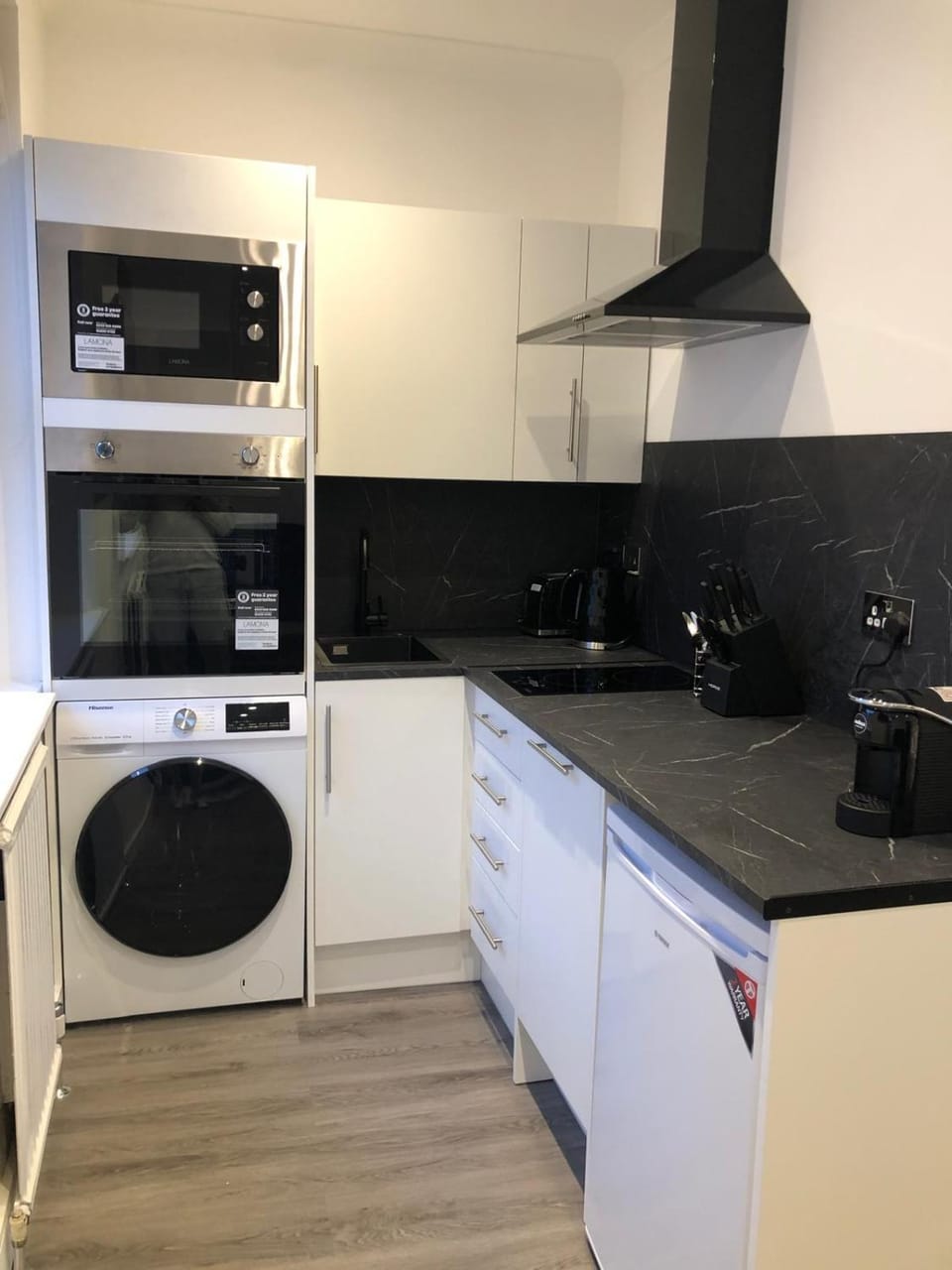 Coffee/tea facilities, Kitchen or kitchenette, dishwasher, oven, stove, toaster