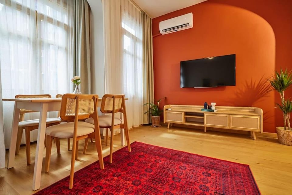 Communal lounge/ TV room, Living room, Dining area
