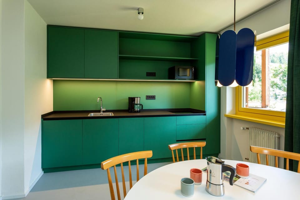 Restaurant/places to eat, Coffee/tea facilities, kitchen