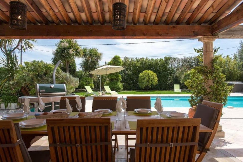 BBQ facilities, Balcony/Terrace, Dining area, Pool view