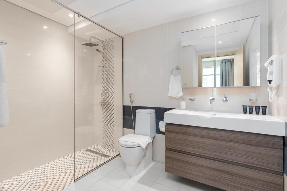 Shower, Toilet, Bathroom, Bath, towels