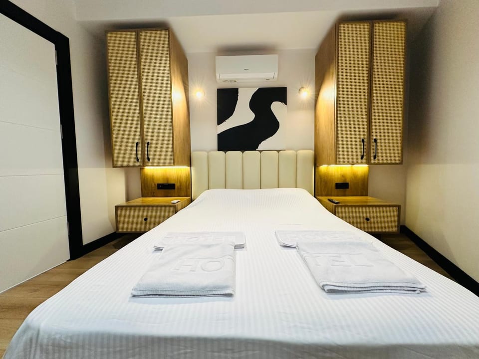 Bed, Bedroom, towels, wardrobe