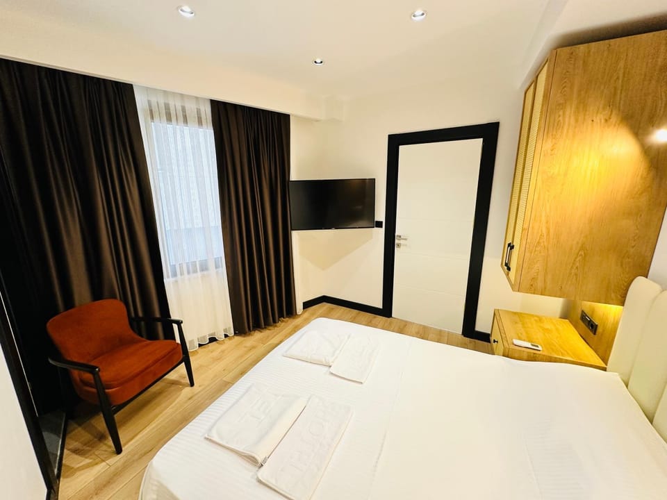 Bed, TV and multimedia, Bedroom