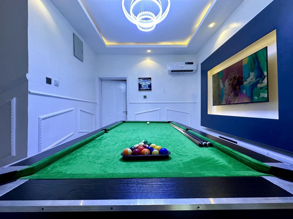 Billiard, Game Room