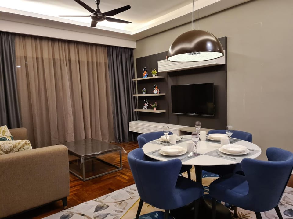 TV and multimedia, Living room, Seating area, Dining area