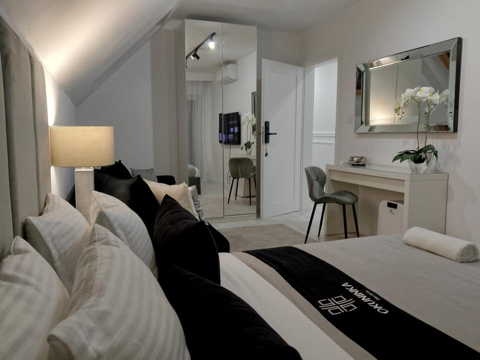 Bed, TV and multimedia, Living room, Photo of the whole room, Bedroom, towels, wardrobe, air conditioner