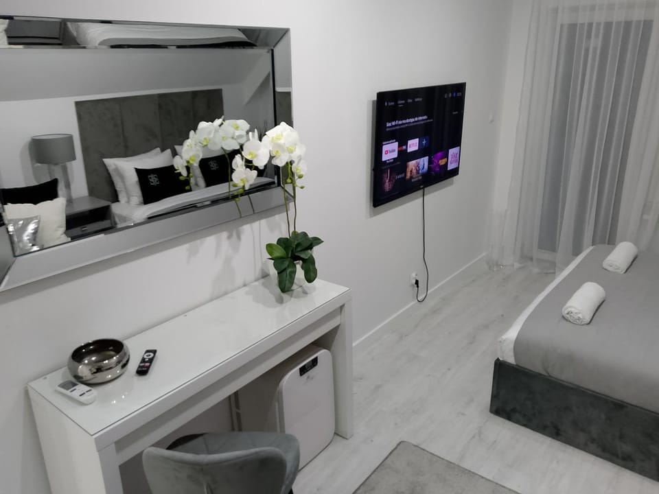 TV and multimedia, Photo of the whole room, Bedroom