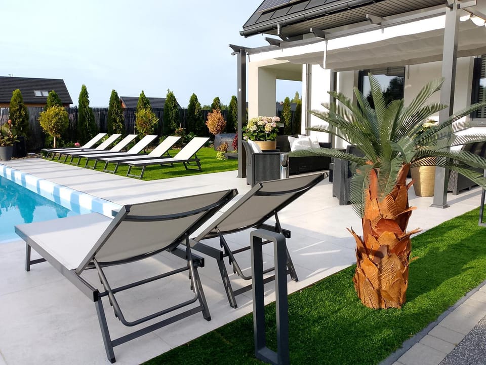 Property building, Patio, Day, Garden, Garden, Garden view, Pool view, Swimming pool, sunbed