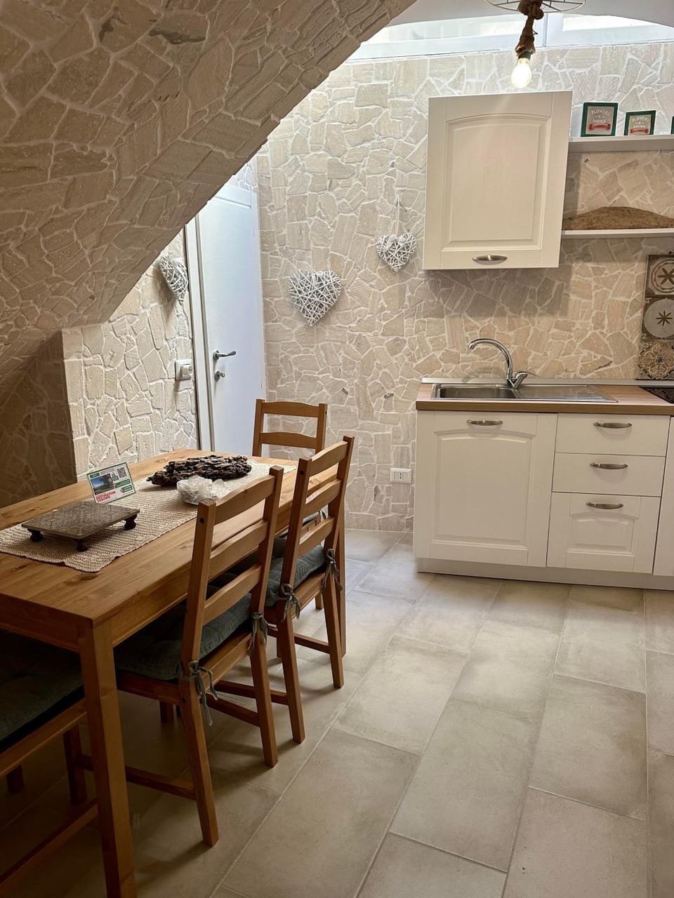 Kitchen or kitchenette, Dining area, stove