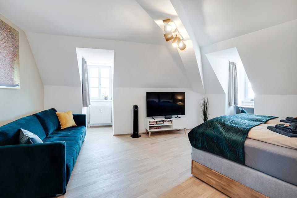 Communal lounge/ TV room, Bed, TV and multimedia, Living room, Photo of the whole room, Seating area, Evening entertainment, Bedroom