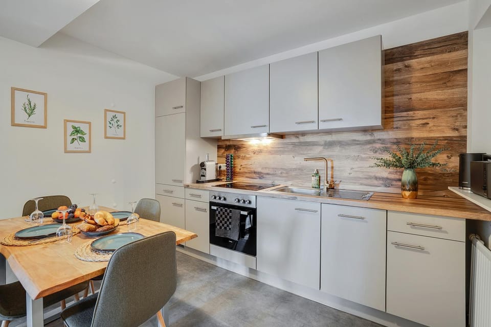 Kitchen or kitchenette, Dining area, dishwasher, minibar, oven, stove, toaster, kitchen