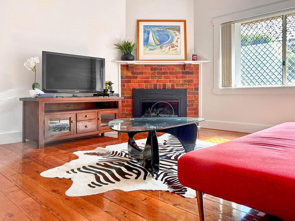 TV and multimedia, Seating area, Evening entertainment, air conditioner
