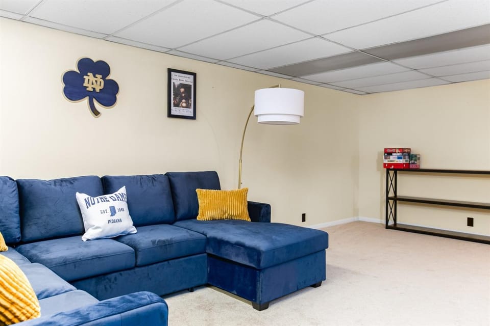 TDJ Getaway4BR Home wgame room House in Mishawaka