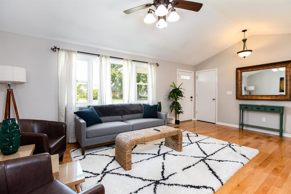 TDJ Getaway4BR Home wgame room House in Mishawaka