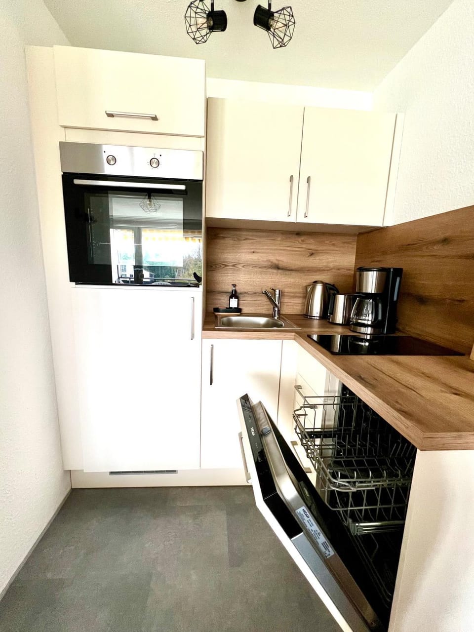Coffee/tea facilities, Kitchen or kitchenette, dishwasher, stove, toaster