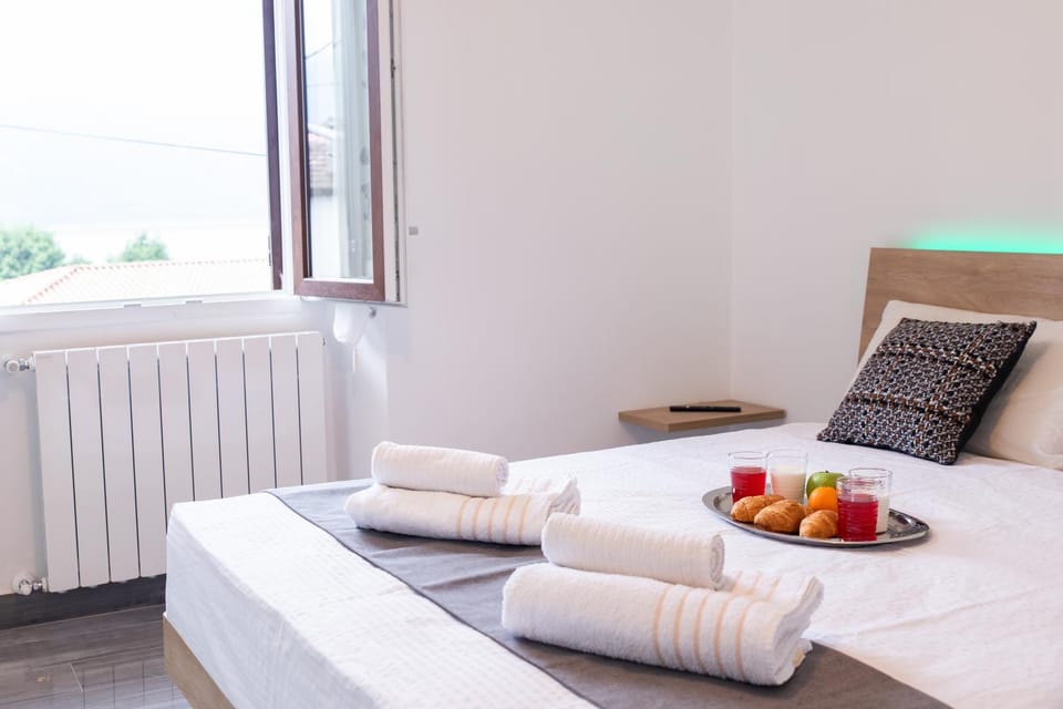 Bed, Lake view