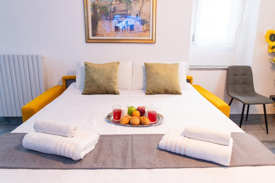 Bed, Living room, towels