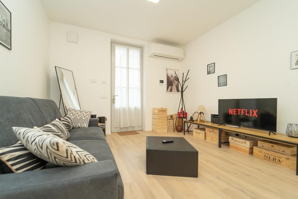 TV and multimedia, Living room, Evening entertainment