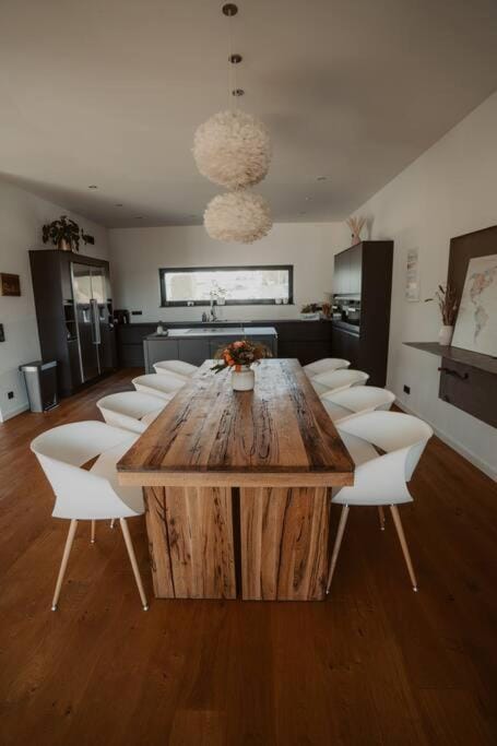 Kitchen or kitchenette, Seating area, Dining area
