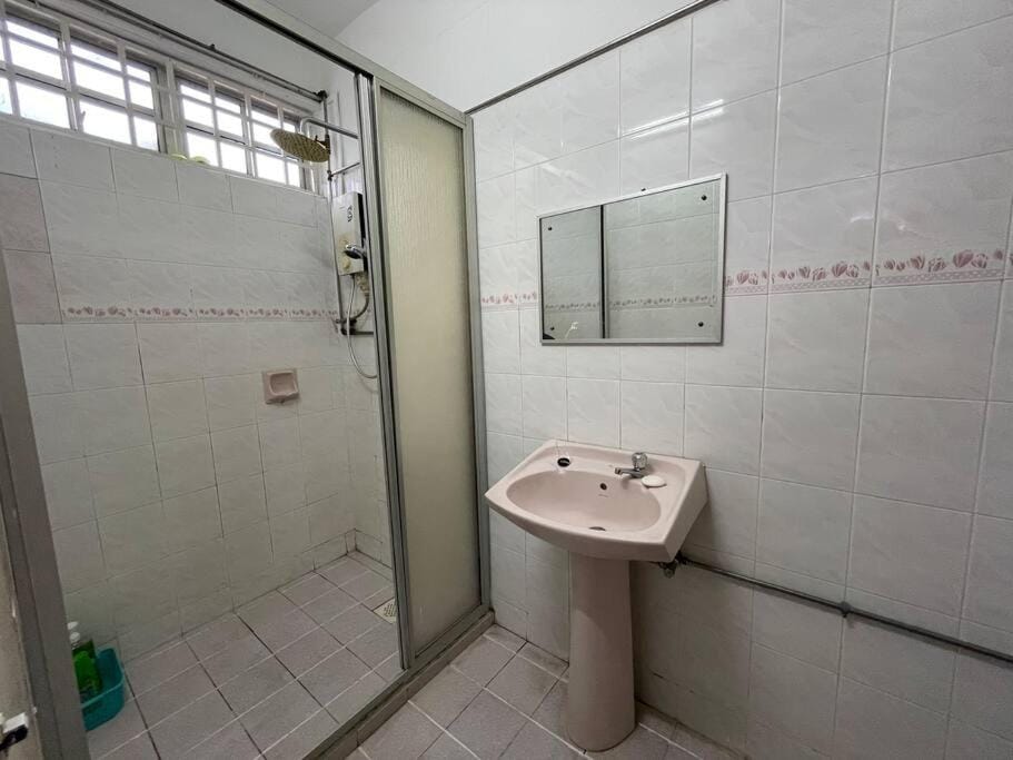 4BR 2Storey Terrace Homestay at Bukit Jambul by SK Vacation Homes House in Bayan Lepas