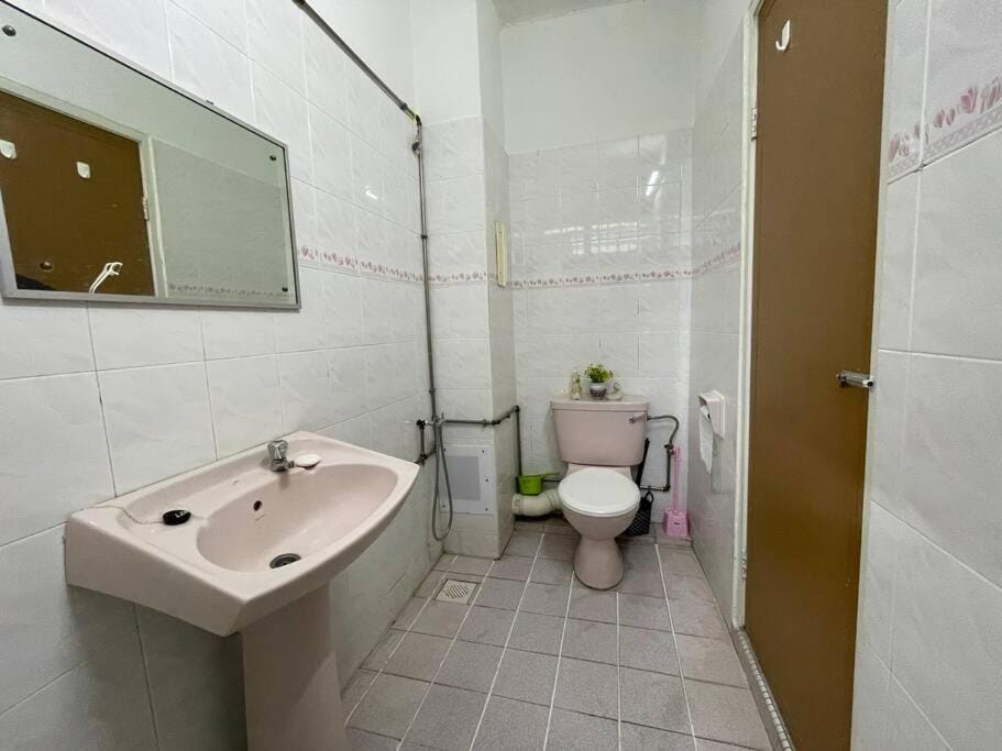 4BR 2Storey Terrace Homestay at Bukit Jambul by SK Vacation Homes House in Bayan Lepas