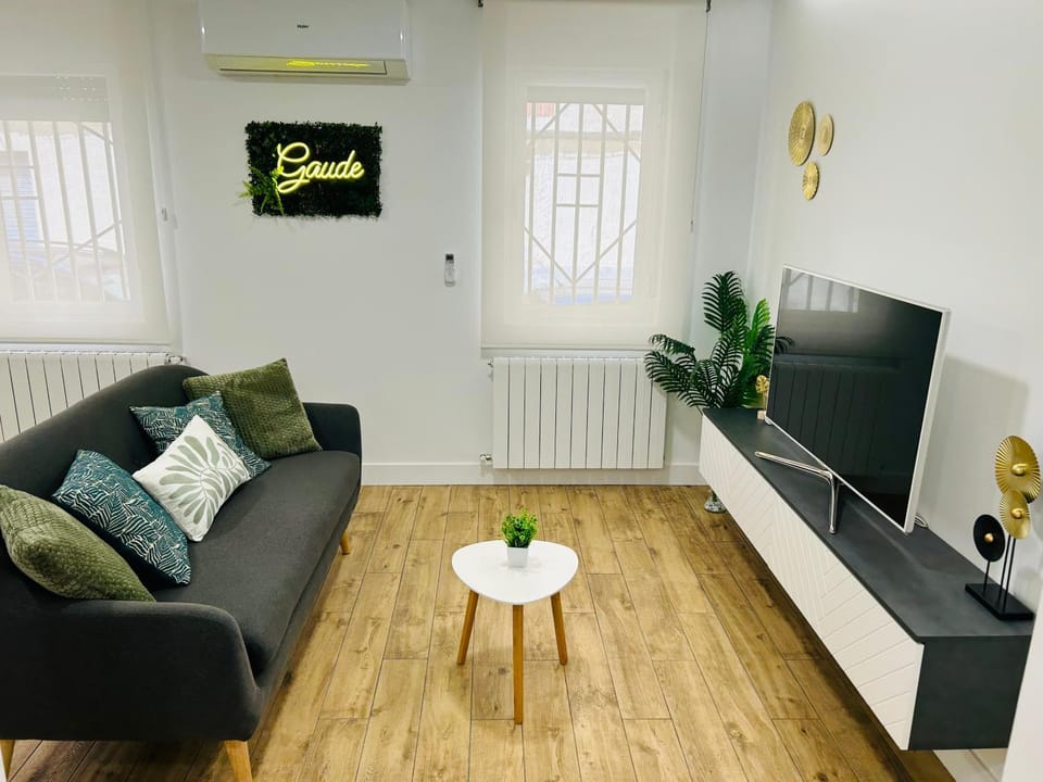 TV and multimedia, Living room, Seating area, internet, air conditioner