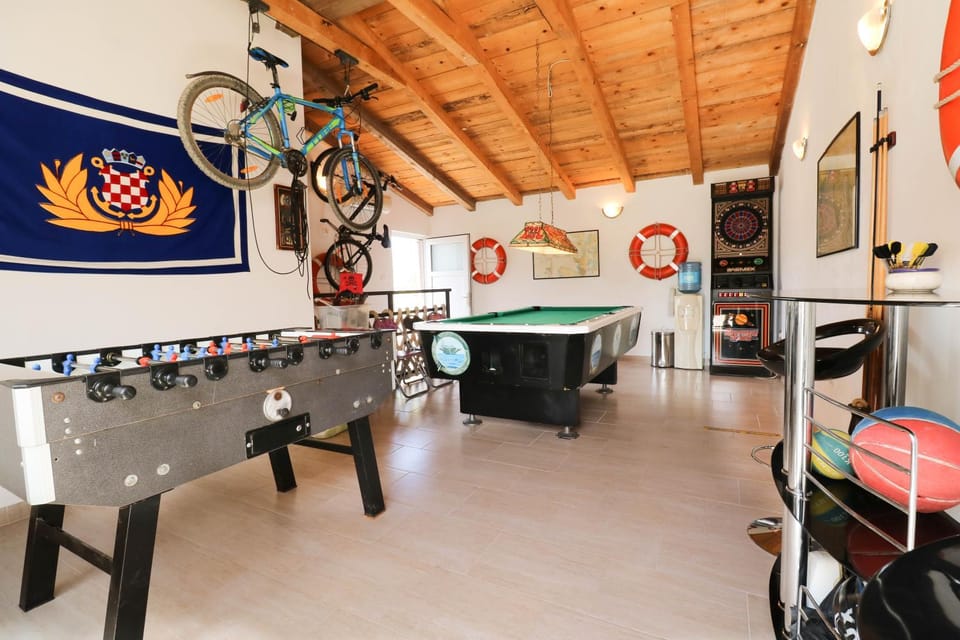 Billiard, Darts, Entertainment