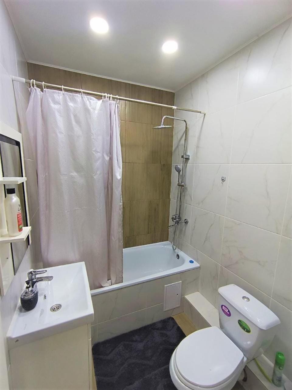 Shower, Toilet, Bathroom, towels