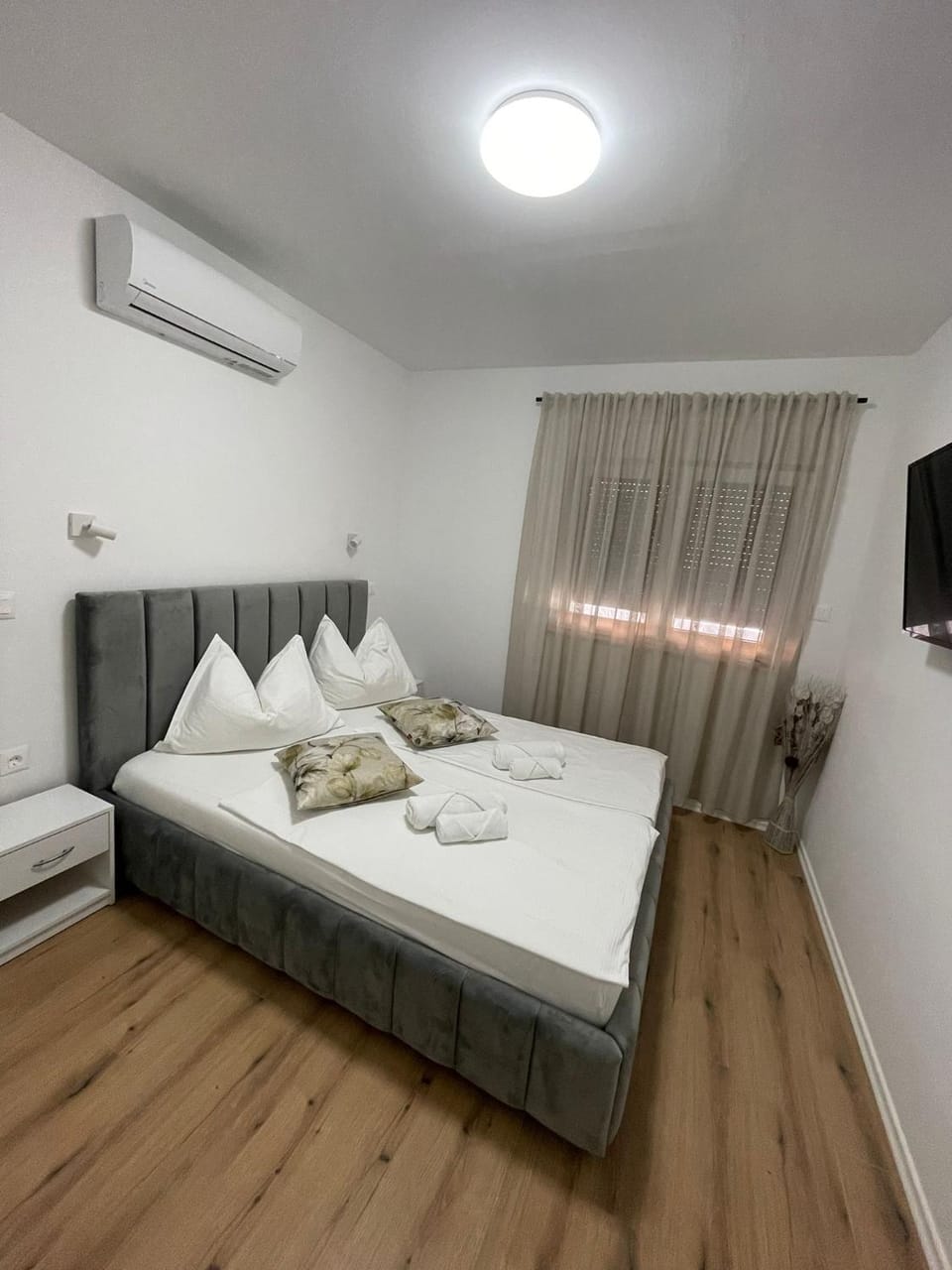 Bed, TV and multimedia, Bedroom, towels, air conditioner