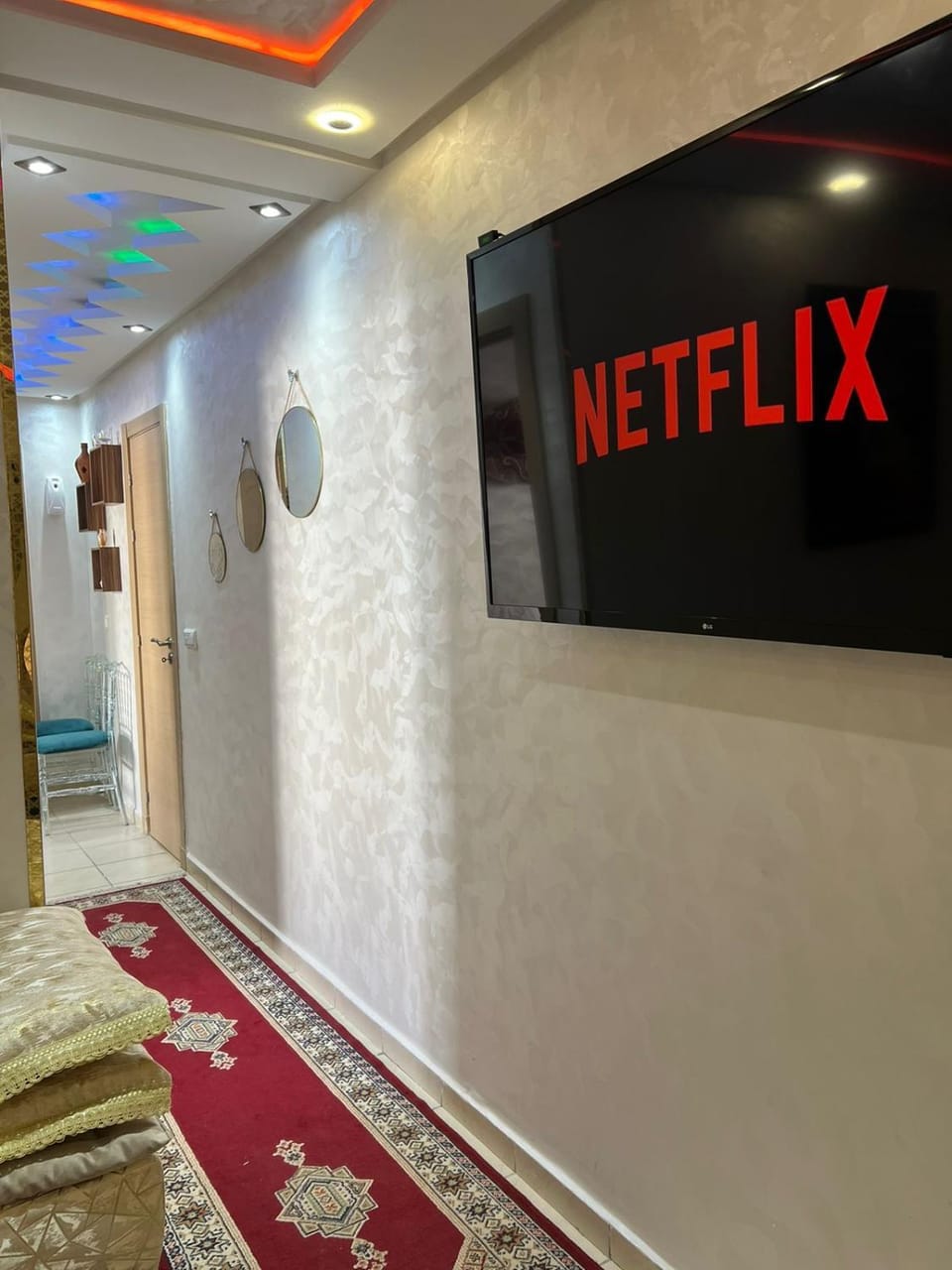 Living room, Seating area, internet