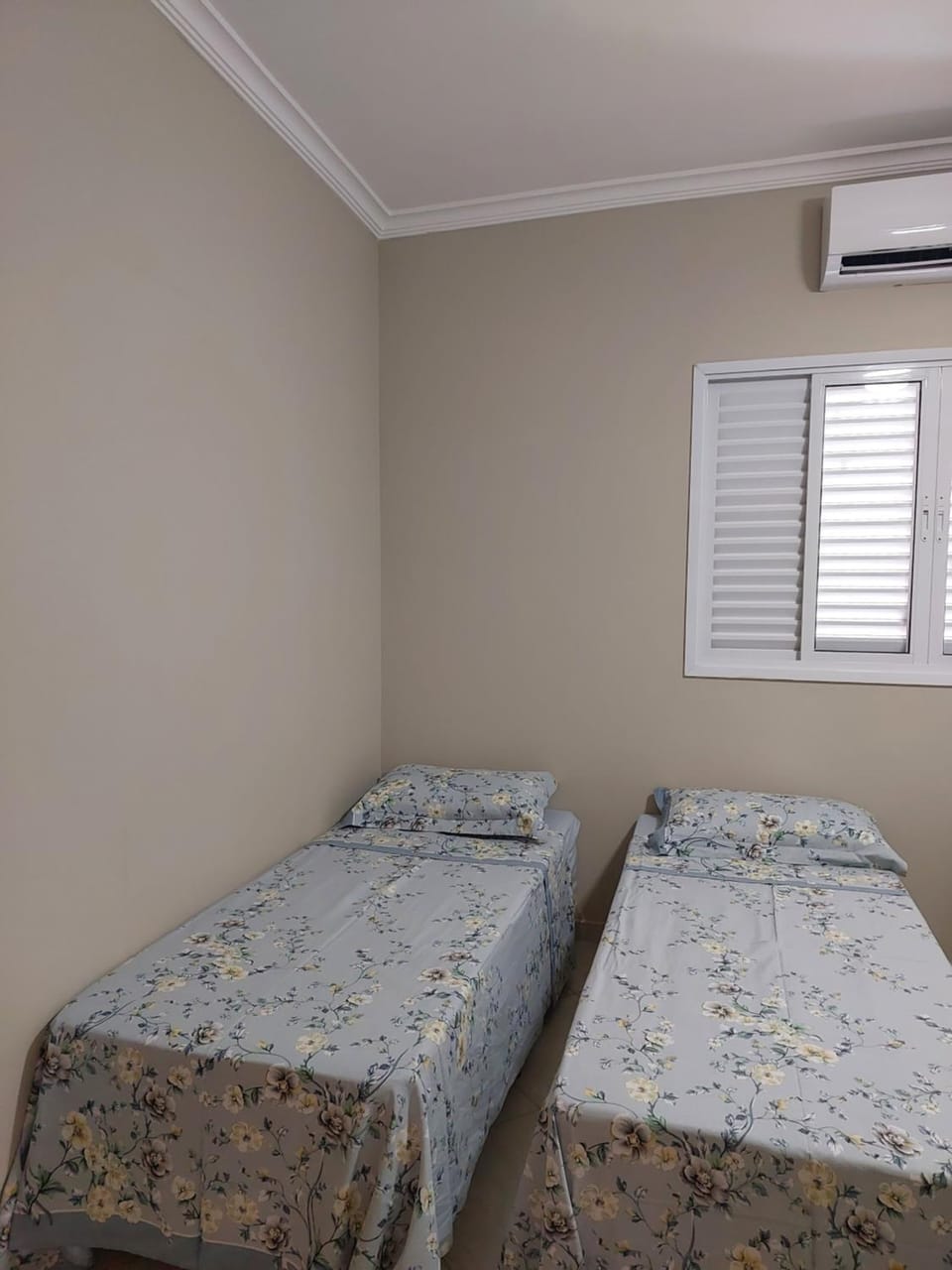 Bed, Photo of the whole room, Bedroom, air conditioner