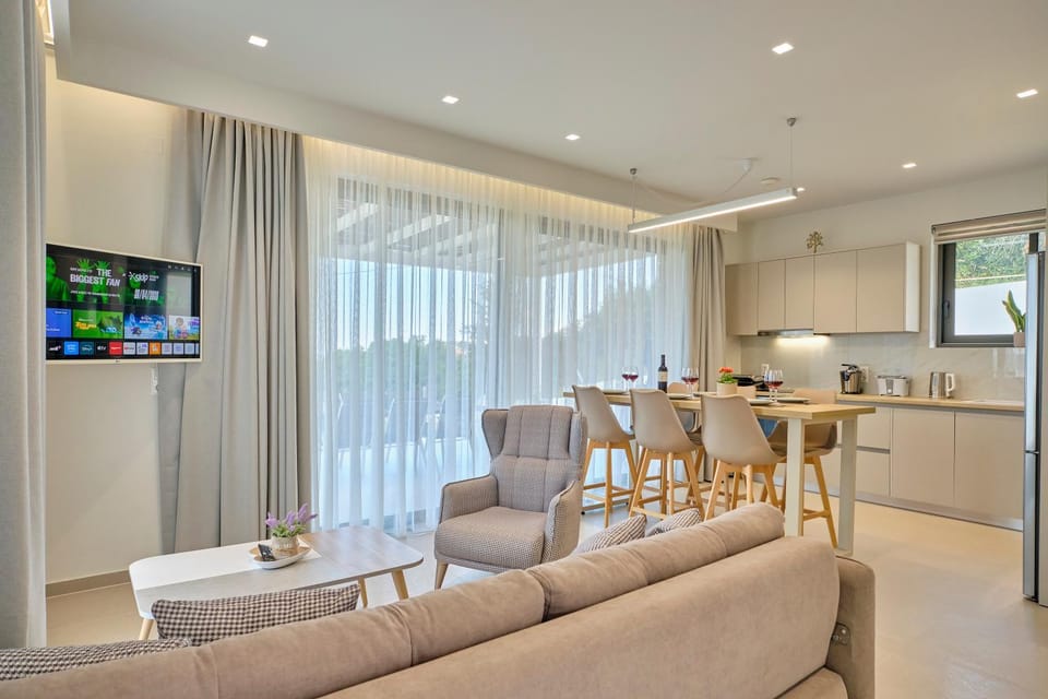 TV and multimedia, Kitchen or kitchenette, Living room, Seating area, Dining area