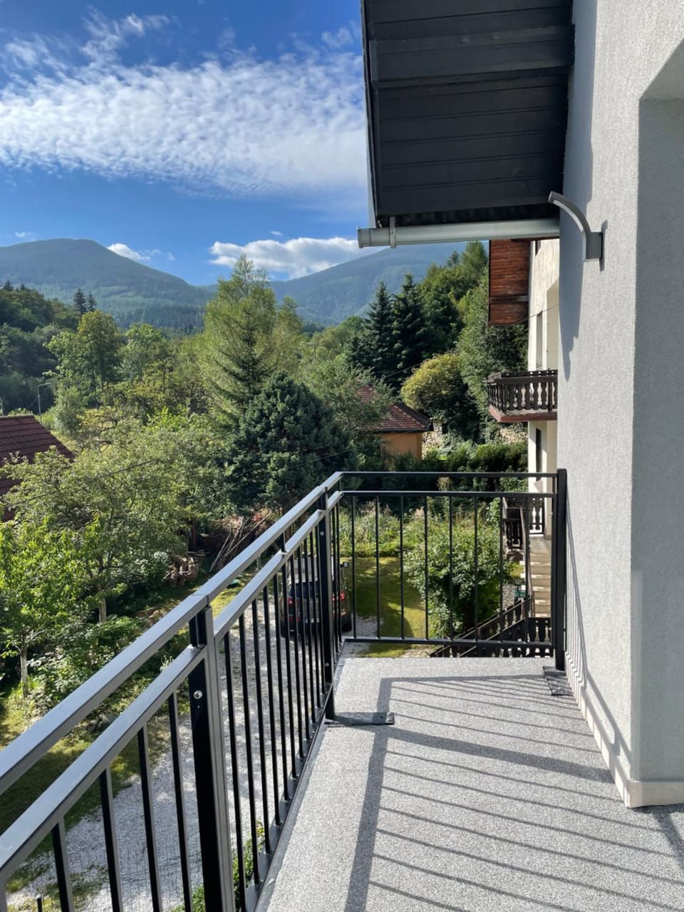 Property building, Day, Natural landscape, Balcony/Terrace, Mountain view