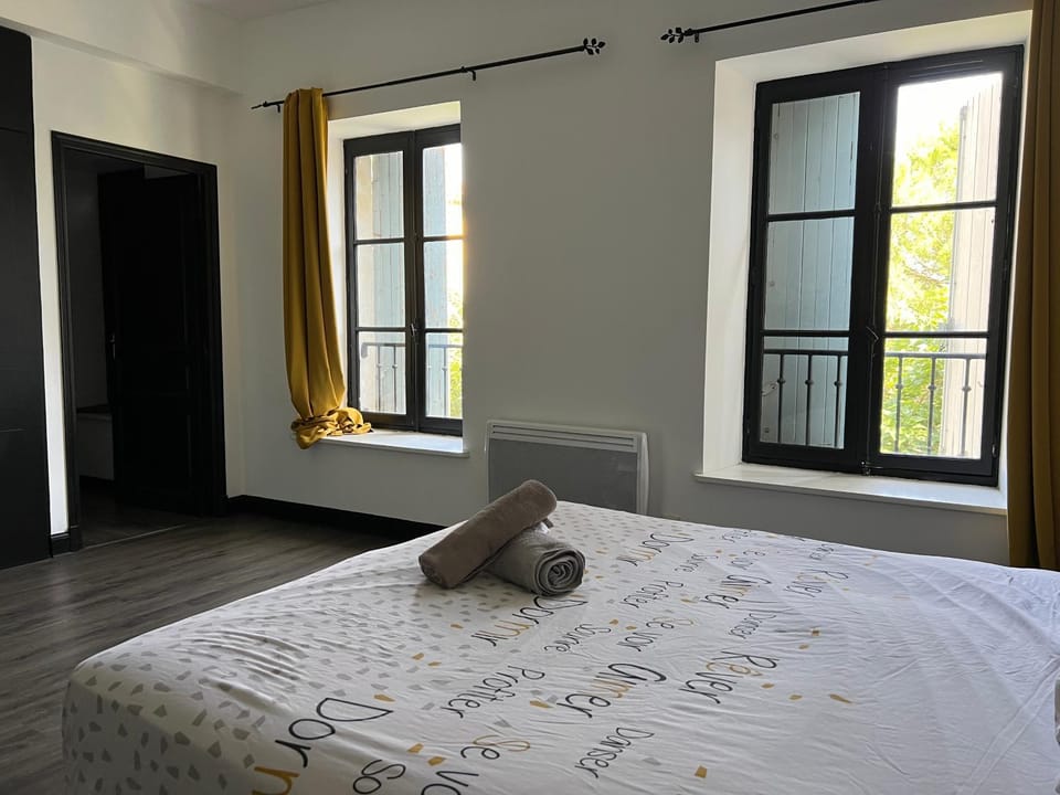 Bed, Bedroom, towels