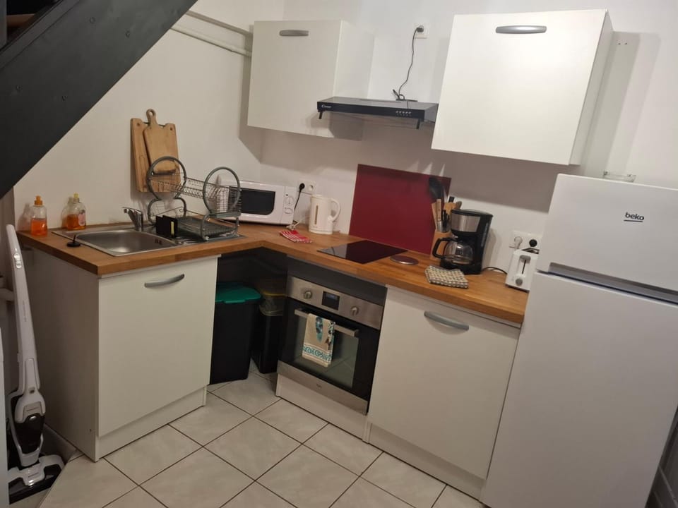 Coffee/tea facilities, Communal kitchen, microwave, oven, stove, toaster