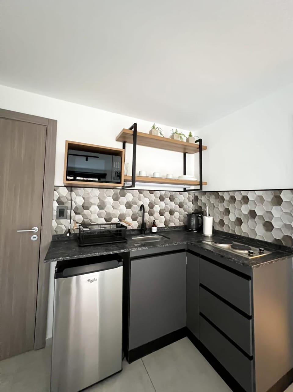 Kitchen or kitchenette, minibar, stove