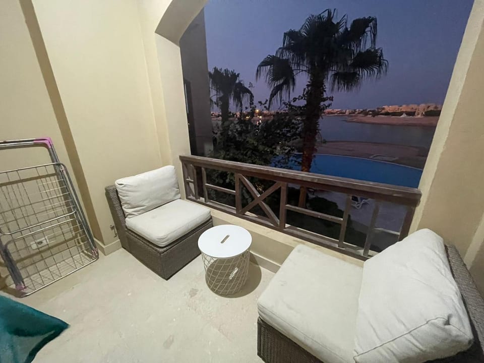 View (from property/room), Balcony/Terrace, Lake view