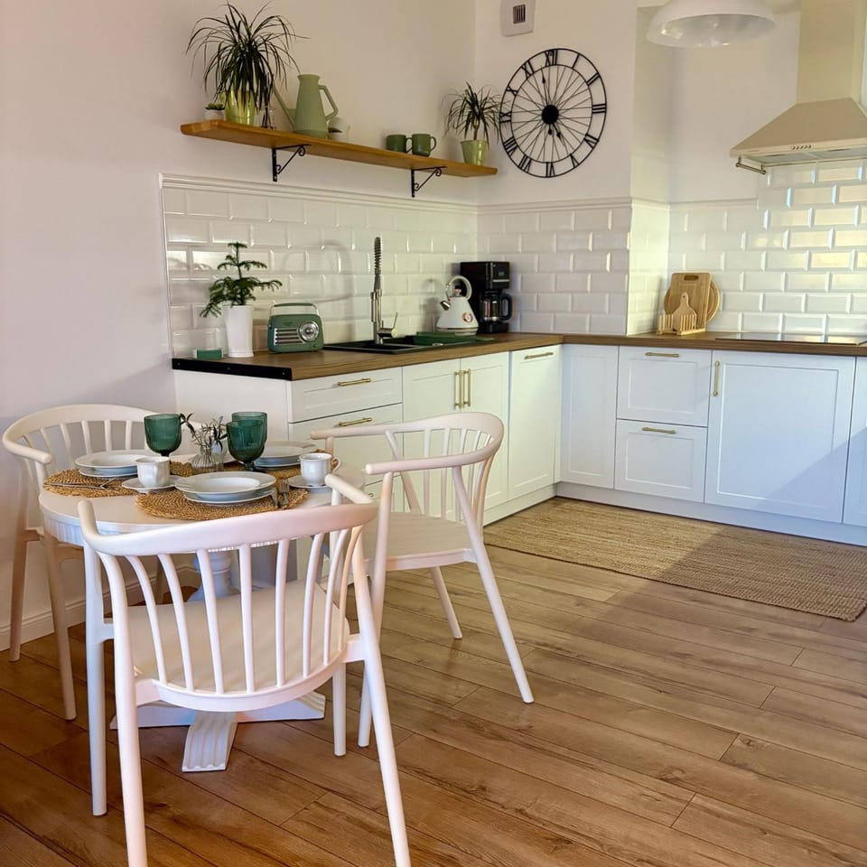 Kitchen or kitchenette, Dining area, stove