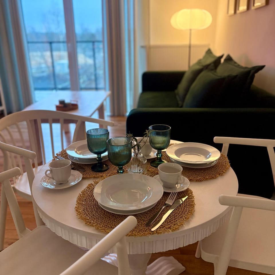 Living room, Food and drinks, Seating area, Dining area, Food