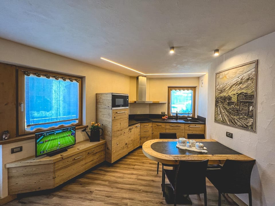Kitchen or kitchenette, Dining area
