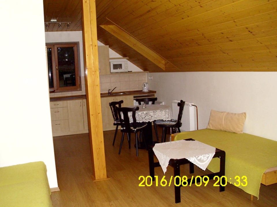 Kitchen or kitchenette, Seating area