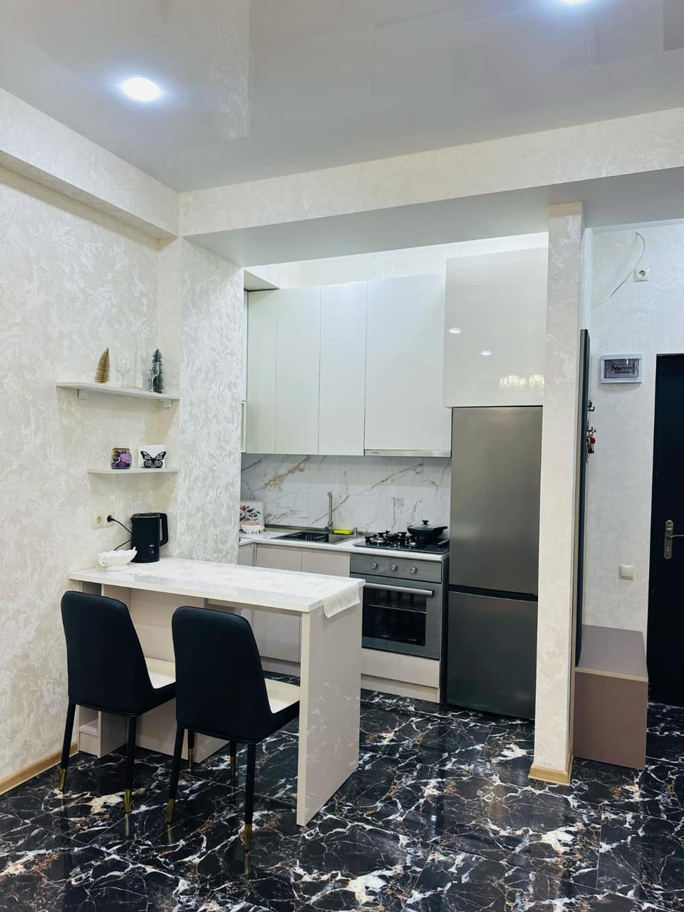 Kitchen or kitchenette, Dining area