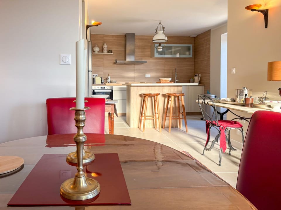Kitchen or kitchenette, Living room, Seating area, Dining area, pet friendly