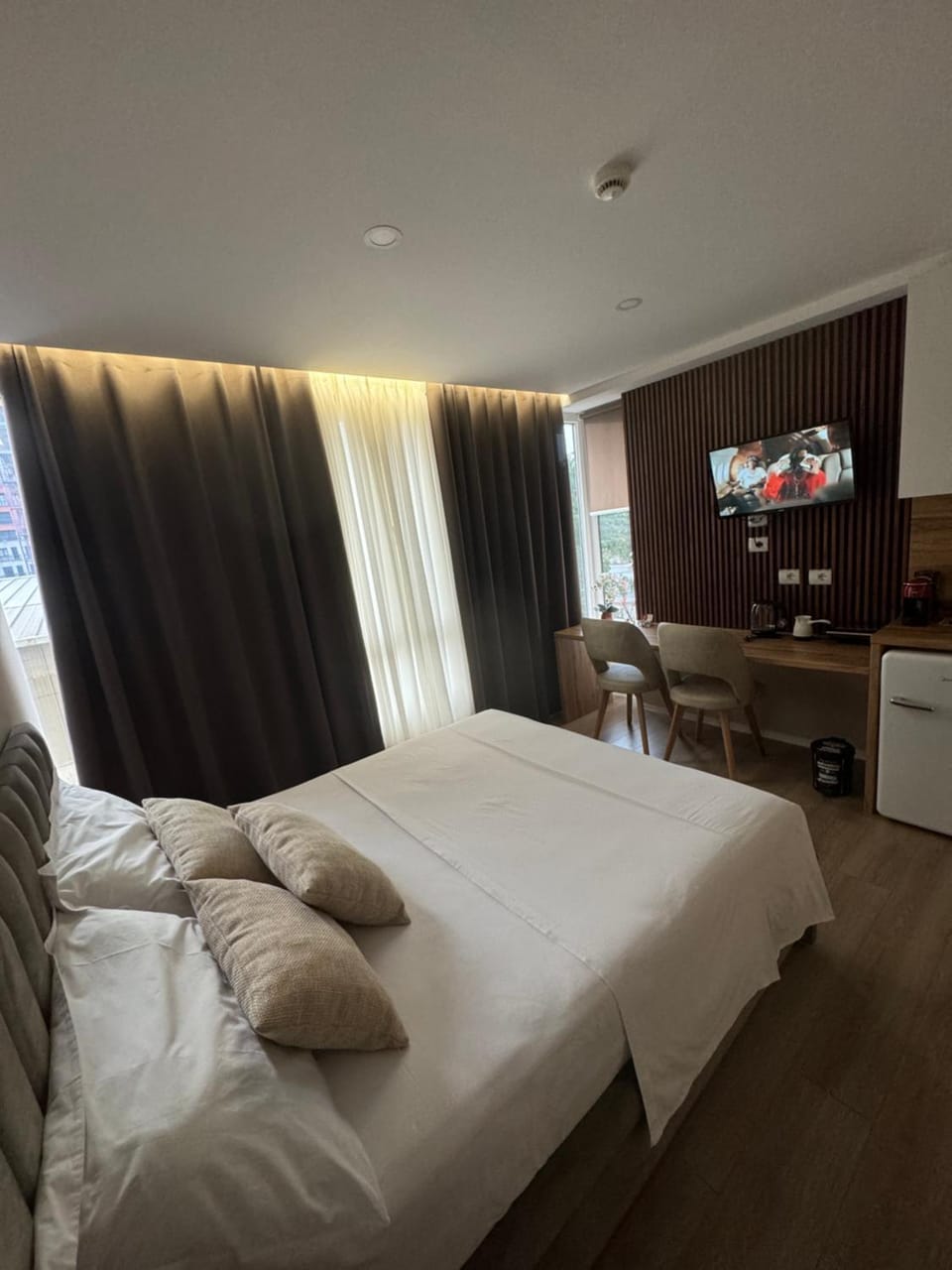 Bed, TV and multimedia, View (from property/room), View (from property/room), Kitchen or kitchenette, Photo of the whole room, Seating area, Bedroom, towels